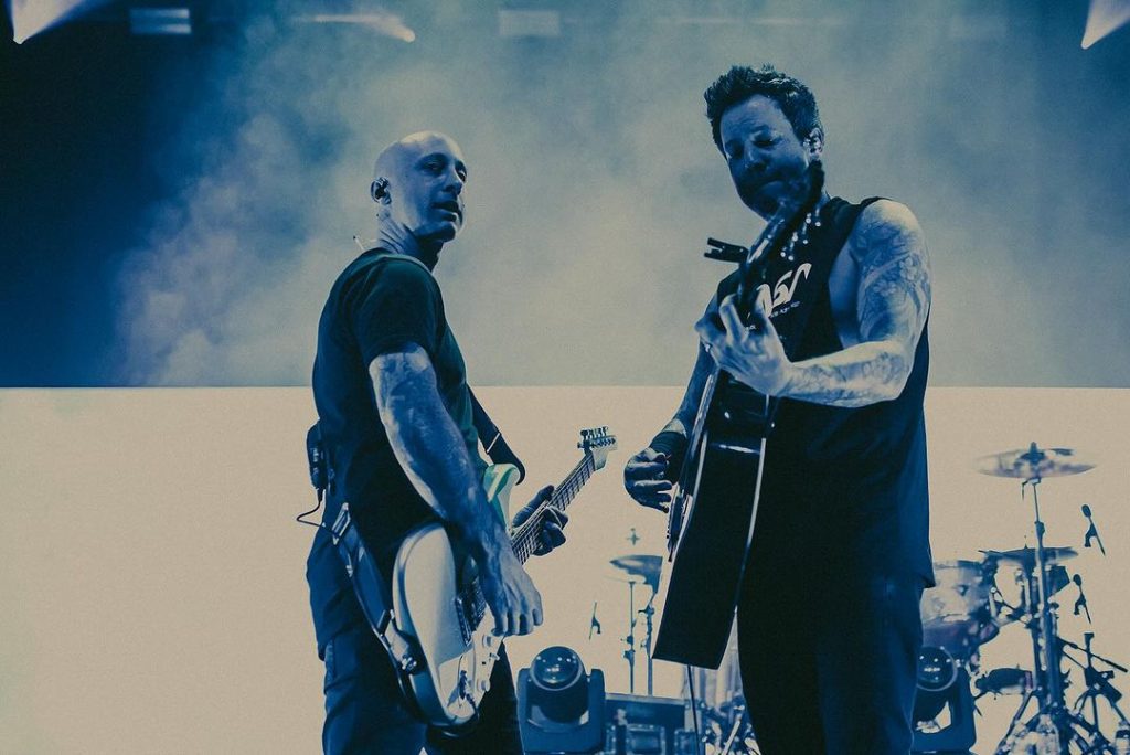 Guitarrista Jeff Stinc (esq.) e vocalista Pierre Bouvier em show do Simple Plan, na cidade de Glasgow (Esc ocia) | 10.fev.2024/Divulgação