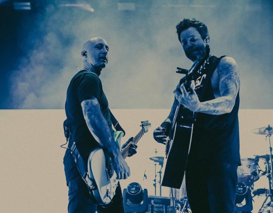 Guitarrista Jeff Stinc (esq.) e vocalista Pierre Bouvier em show do Simple Plan, na cidade de Glasgow (Esc ocia) | 10.fev.2024/Divulgação