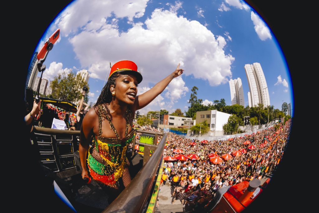 Iza na estreia do Bonde Pesadão, seu bloco de rua no Carnaval de SP, que desfilou em Santo Amaro (zona sul) (Lana Pinho - 11.fev.2024/Divulgação)