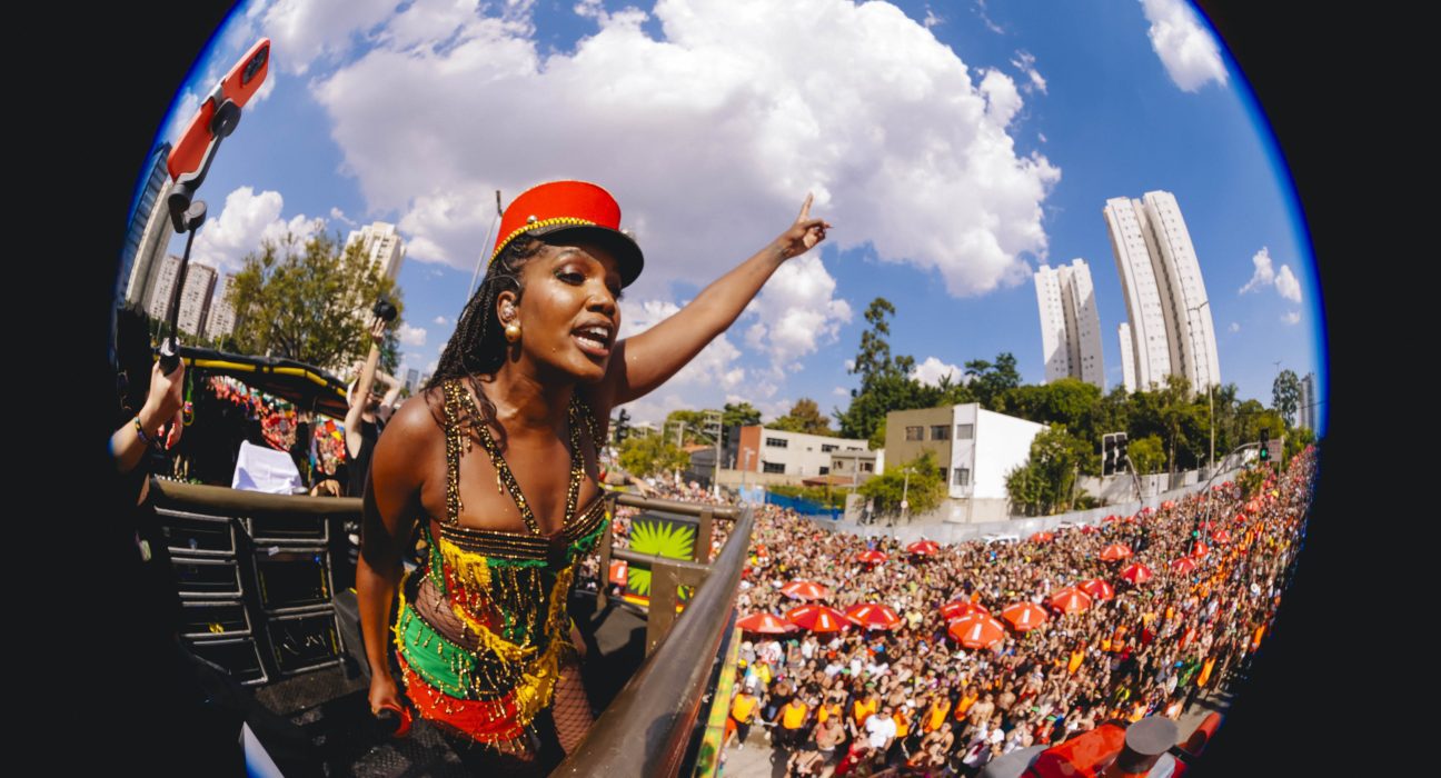 Iza na estreia do Bonde Pesadão, seu bloco de rua no Carnaval de SP, que desfilou em Santo Amaro (zona sul) (Lana Pinho - 11.fev.2024/Divulgação)