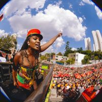 Iza na estreia do Bonde Pesadão, seu bloco de rua no Carnaval de SP, que desfilou em Santo Amaro (zona sul) (Lana Pinho - 11.fev.2024/Divulgação)