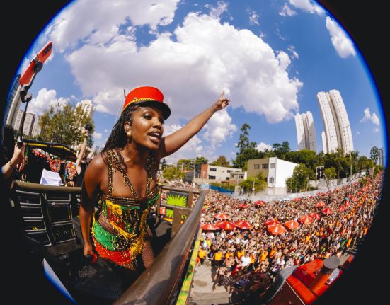Iza na estreia do Bonde Pesadão, seu bloco de rua no Carnaval de SP, que desfilou em Santo Amaro (zona sul) (Lana Pinho - 11.fev.2024/Divulgação)
