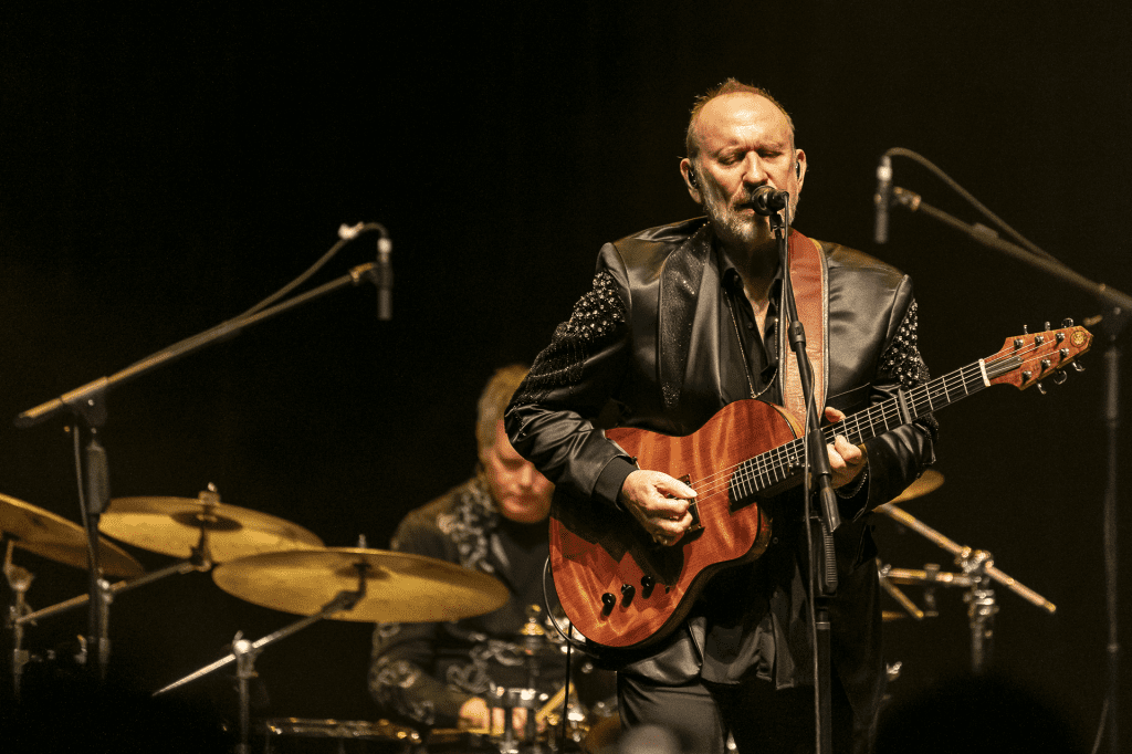 Colin Hay, vocalista do Men at Work, em show na Vibra São Paulo (zona sul) | Giu Pera - 21.fev.2024/Divulgação