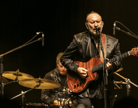 Colin Hay, vocalista do Men at Work, em show na Vibra São Paulo (zona sul) | Giu Pera - 21.fev.2024/Divulgação