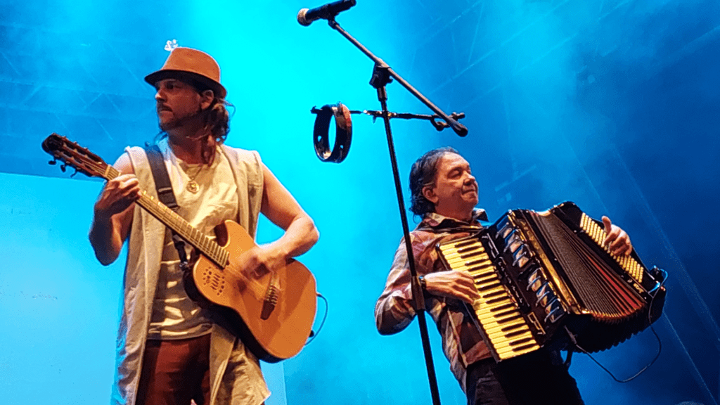 Vocalista Tato (esq.) e Valdir (acordeão) em show da banda Falamansa, no festival da Lua Cheia, em Altinópolis, perto de Ribeirão Preto (interior de SP) | Amon Borges - 16.jun.2022/Portal Lineup