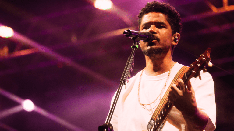 Alexandre Carlo, vocalista do Natiruts, em show no festival da Lua Cheia, em Altinópolis (interior de SP) | 8.jun.2023/Divulgação