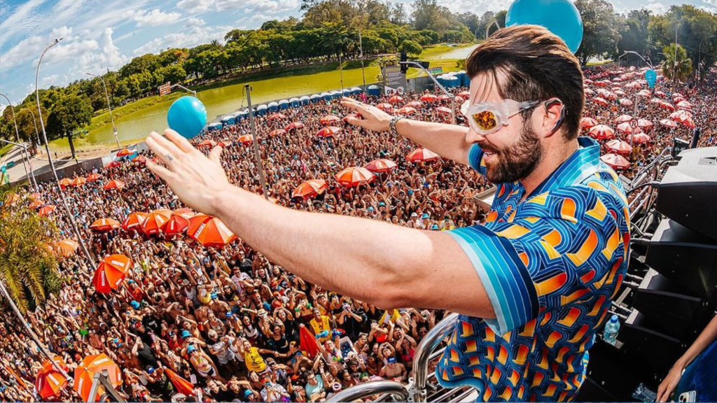 DJ Alok se apresenta no bloco Latinha Mix, no parque Ibirapuera (zona sul de São Paulo) (13.fev.2024/Divulgação)