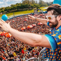 DJ Alok se apresenta no bloco Latinha Mix, no parque Ibirapuera (zona sul de São Paulo) (13.fev.2024/Divulgação)