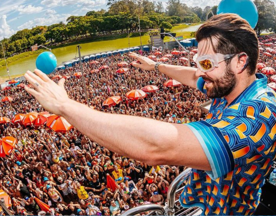 DJ Alok se apresenta no bloco Latinha Mix, no parque Ibirapuera (zona sul de São Paulo) (13.fev.2024/Divulgação)