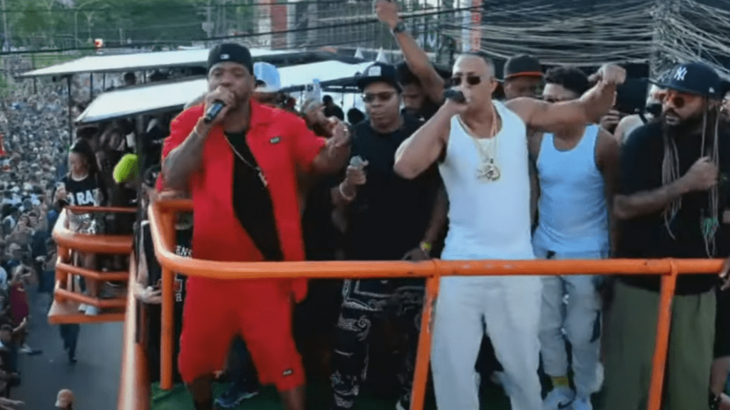 Edi Rock (esq.) e Mano Brown, do Racionais MC's, cantam 'Negro Drama' no bloco de rua Beatloko, na avenida Marquês de São Vicente, na Barra Funda (zona oeste de São Paulo)