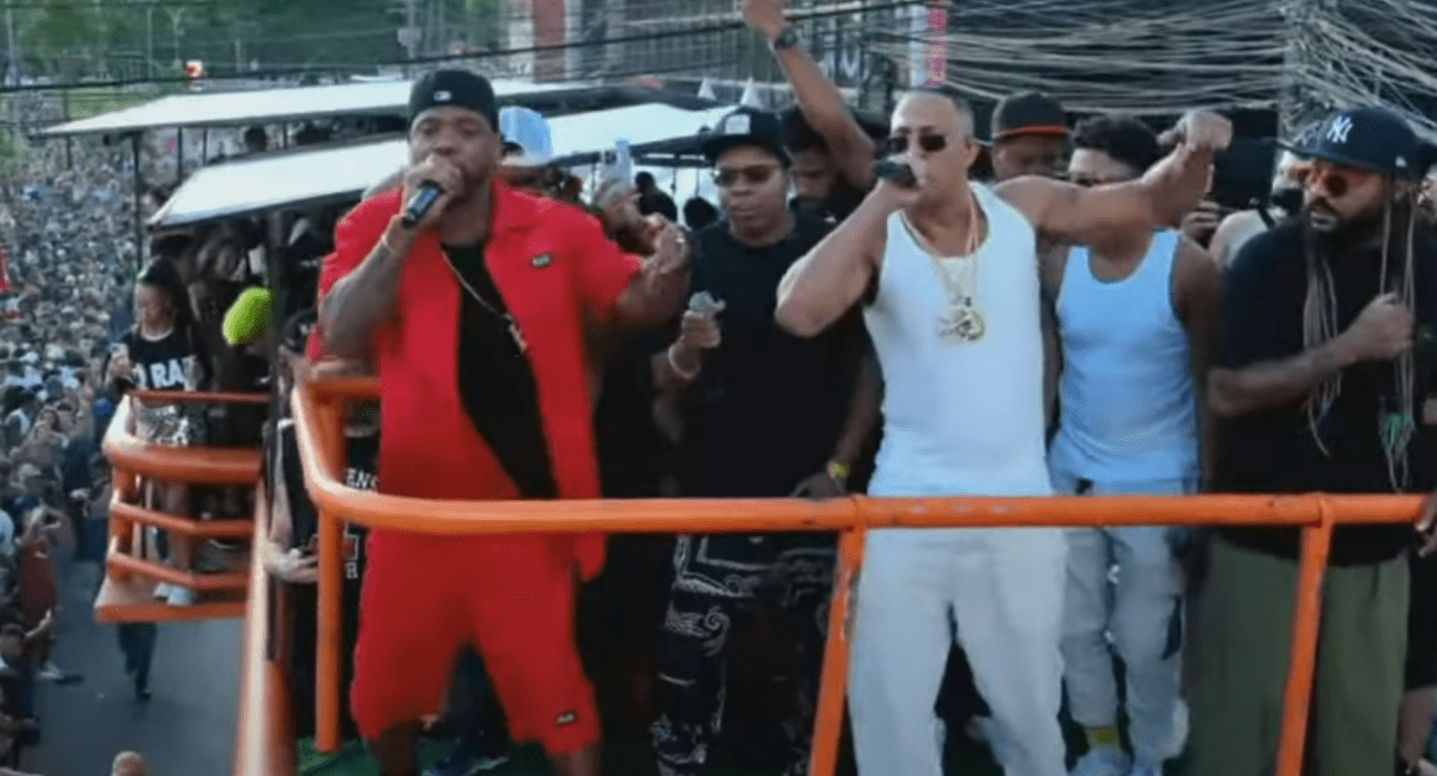 Edi Rock (esq.) e Mano Brown, do Racionais MC's, cantam 'Negro Drama' no bloco de rua Beatloko, na avenida Marquês de São Vicente, na Barra Funda (zona oeste de São Paulo)