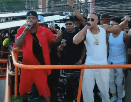 Edi Rock (esq.) e Mano Brown, do Racionais MC's, cantam 'Negro Drama' no bloco de rua Beatloko, na avenida Marquês de São Vicente, na Barra Funda (zona oeste de São Paulo)