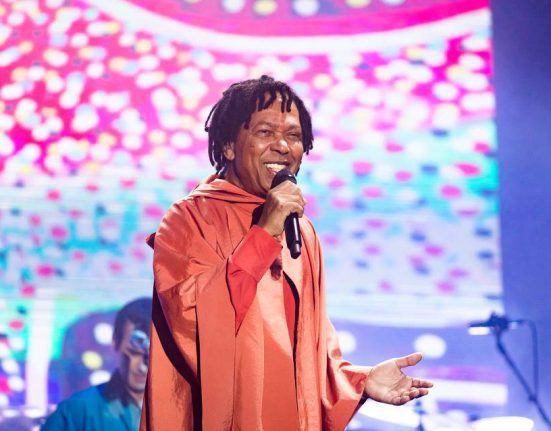 Djavan em show de estreia da turnê 'D', no Estacionamento do Jaraguá, em Maceió, AL (31.mar.2023/Divulgação)