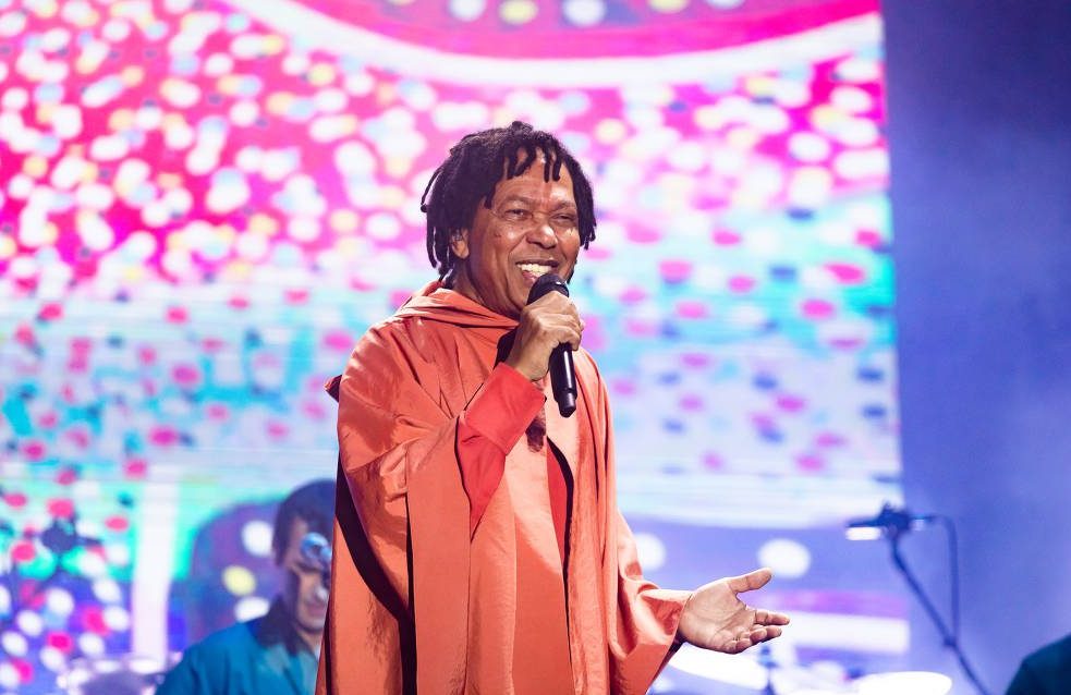 Djavan em show de estreia da turnê 'D', no Estacionamento do Jaraguá, em Maceió, AL (31.mar.2023/Divulgação)