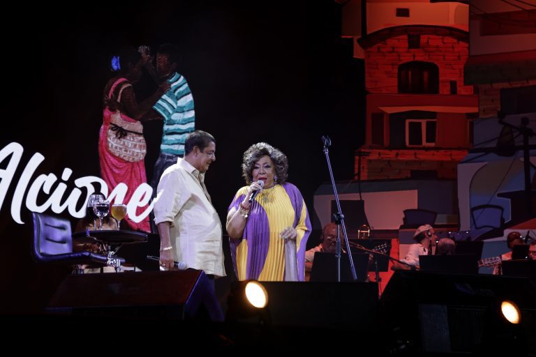 Zeca Pagodinho (esq.) e Alcione no prrimeiro show da turnê 'Zeca Pagodinho 40 Anos' no estádio do Engenhão, no Rio (Vera Donato - 4.fev.2024/Divulgação)