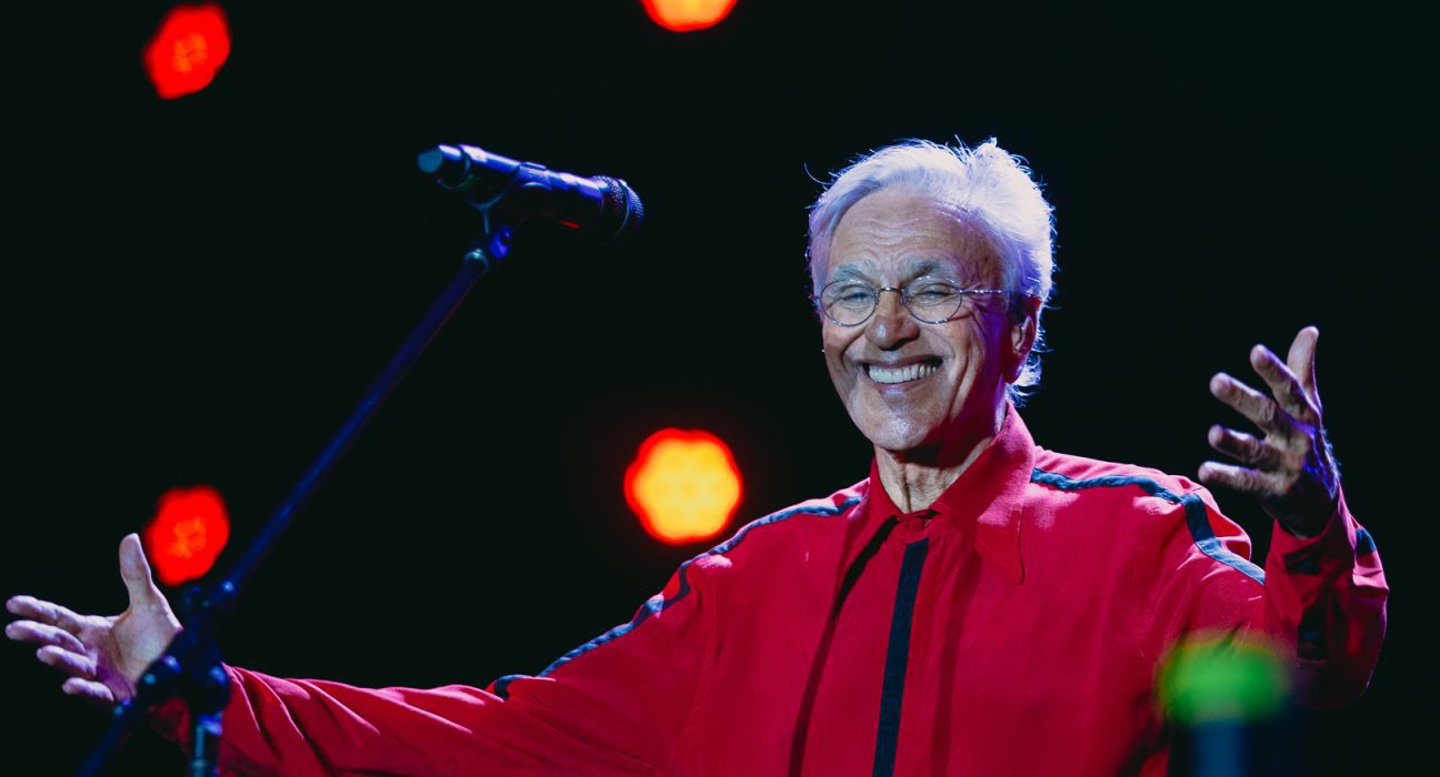 Caetano Veloso em show de 'Transa' no Festival de Verão, no Parque de Exposições, em Salvador (Duane Carvalho - 28.jan.2024/Divulgação)