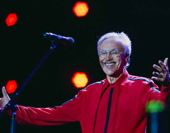 Caetano Veloso em show de 'Transa' no Festival de Verão, no Parque de Exposições, em Salvador (Duane Carvalho - 28.jan.2024/Divulgação)