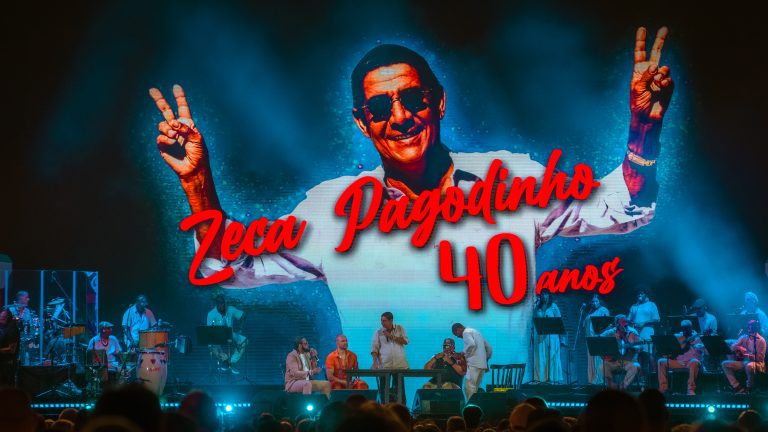 Zeca Pagodinho (centro), sentado à mesa com Xande de Pilares, Diogo Nogueira, Jorge Aragão e Pretinho da Serrinha (esq. p/ dir.), faz o primeiro show da turnê 'Zeca Pagodinho 40 Anos' no estádio Engenhão, no Rio (Will Aleixo - 4.fev.2024/Divulgação)