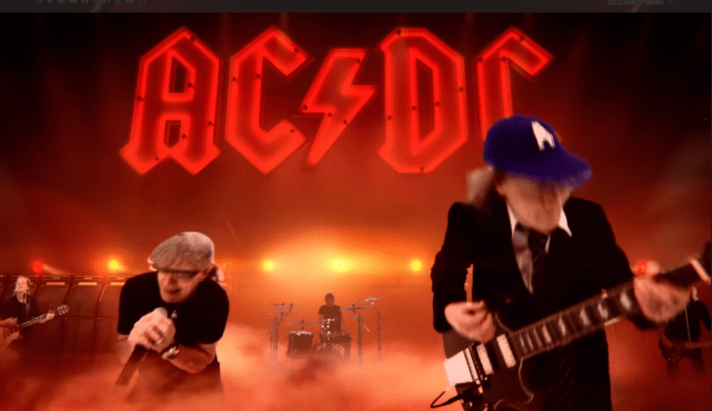 Cena do clipe 'Through the Mists of Time', do AC/DC; vocalista Brian Johnson (esq.) e guitarrista Angus Young (dir.) (Reprodução)