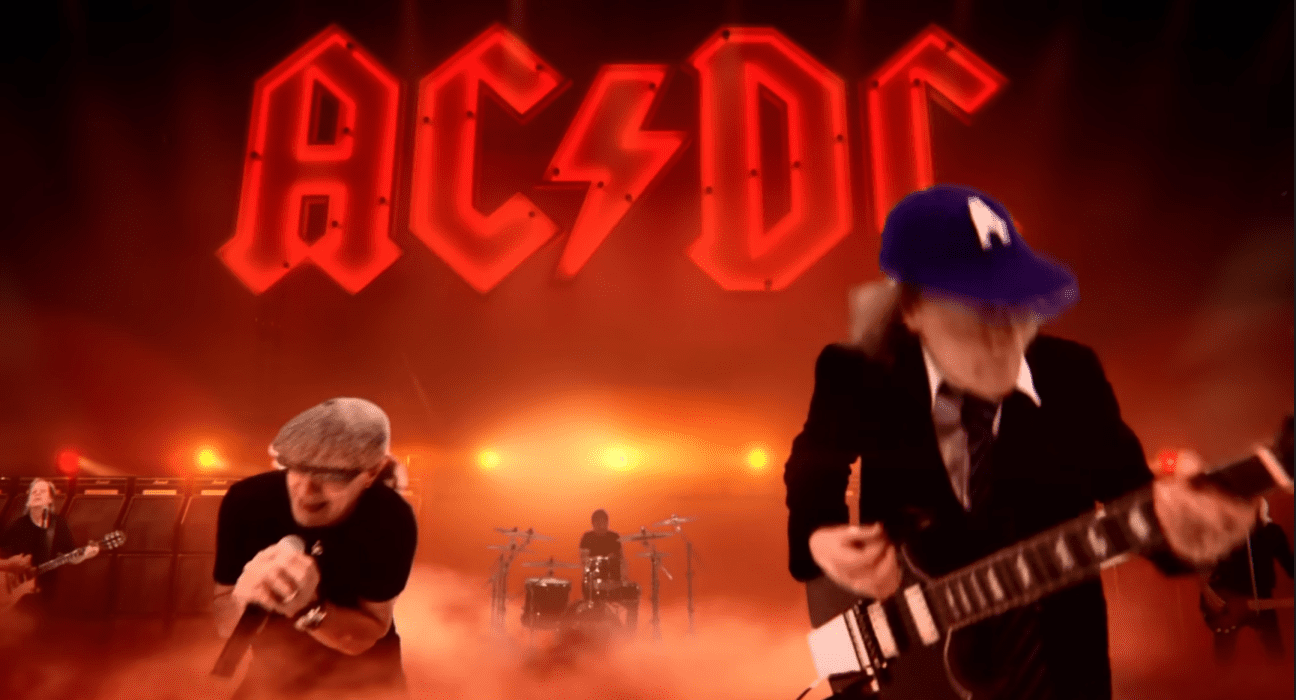 Cena do clipe 'Through the Mists of Time', do AC/DC; vocalista Brian Johnson (esq.) e guitarrista Angus Young (dir.) (Reprodução)