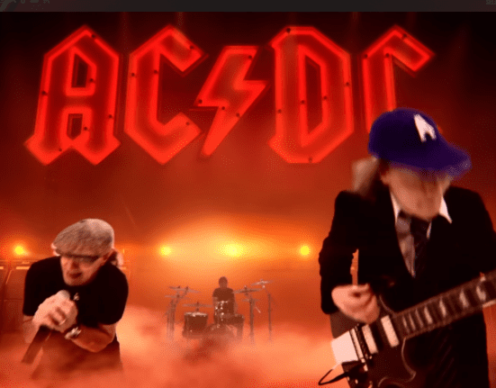 Cena do clipe 'Through the Mists of Time', do AC/DC; vocalista Brian Johnson (esq.) e guitarrista Angus Young (dir.) (Reprodução)