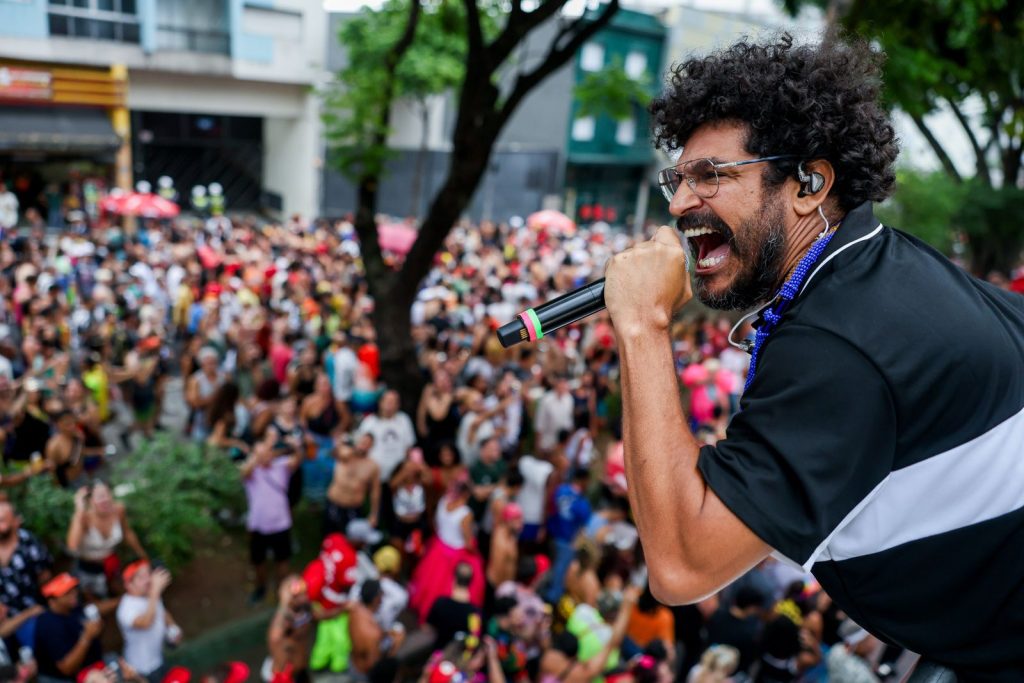 Criolo canta no trio do bloco Acadêmicos do Baixo Augusta, que desfilou na rua da Consolação (Flávio Florido - 4.fev.2024/Divulgação)