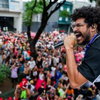 Criolo canta no trio do bloco Acadêmicos do Baixo Augusta, que desfilou na rua da Consolação (Flávio Florido - 4.fev.2024/Divulgação)