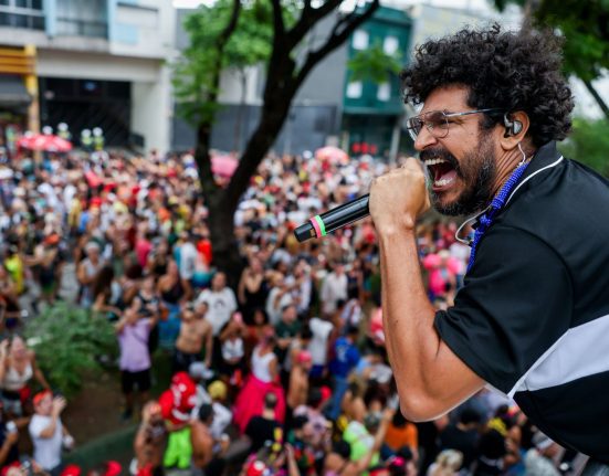 Criolo canta no trio do bloco Acadêmicos do Baixo Augusta, que desfilou na rua da Consolação (Flávio Florido - 4.fev.2024/Divulgação)