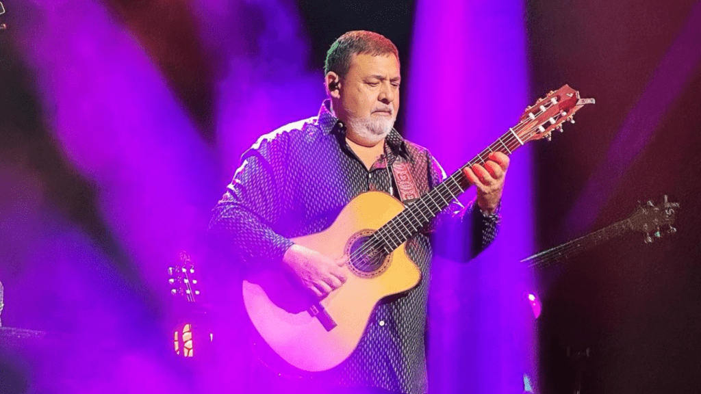 Tonino Baliardo, um dos fundadores do Gipsy Kings, em show em Houston, no Texas (EUA) | 30.out.2023/Divulgação