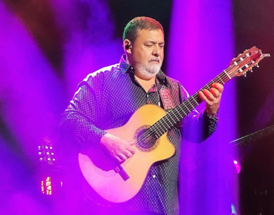 Tonino Baliardo, um dos fundadores do Gipsy Kings, em show em Houston, no Texas (EUA) | 30.out.2023/Divulgação