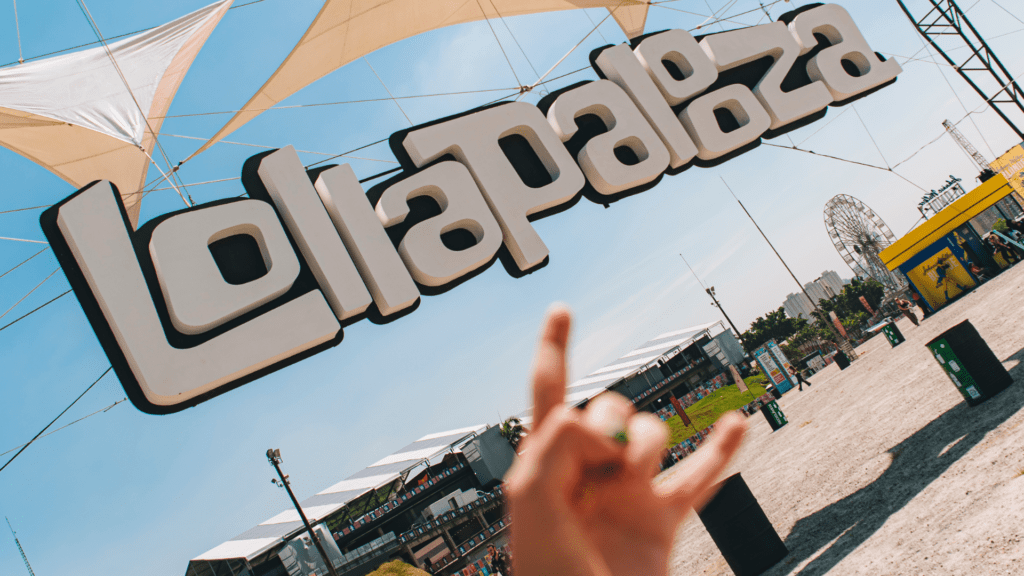 Letreiro do Lollapalooza Brasil no autódromo de Interlagos; festival ocorre nos dias 22, 23 e 24 de março em 2024 | Divulgação