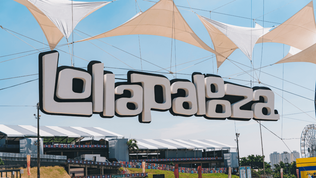 Letreiro do Lollapalooza Brasil no autódromo de Interlagos; festival ocorre nos dias 22, 23 e 24 de março em 2024 | Divulgação