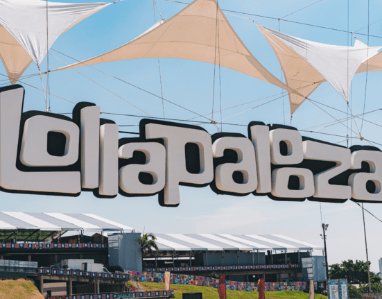 Letreiro do Lollapalooza Brasil no autódromo de Interlagos; festival ocorre nos dias 22, 23 e 24 de março em 2024 | Divulgação