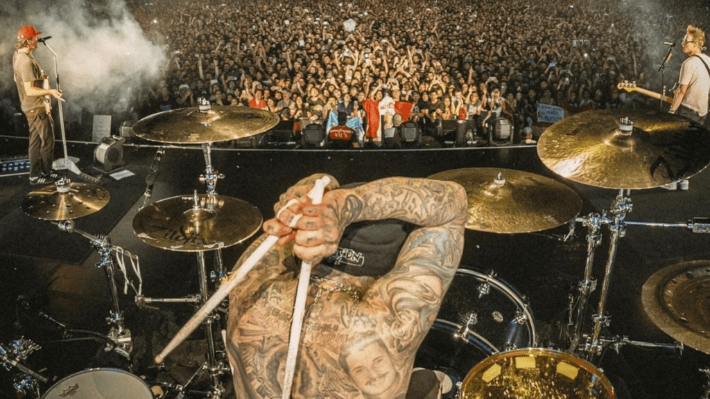 Mark Hoppus (baixo), Travis Barker (bateria) e Tom Delonge (guitarra) na estreia sul-americana do Blink-182 em show no estádio San Marcos, em Lima, no Peru | Clemente Ruiz - 12.mar.2024/Divulgação