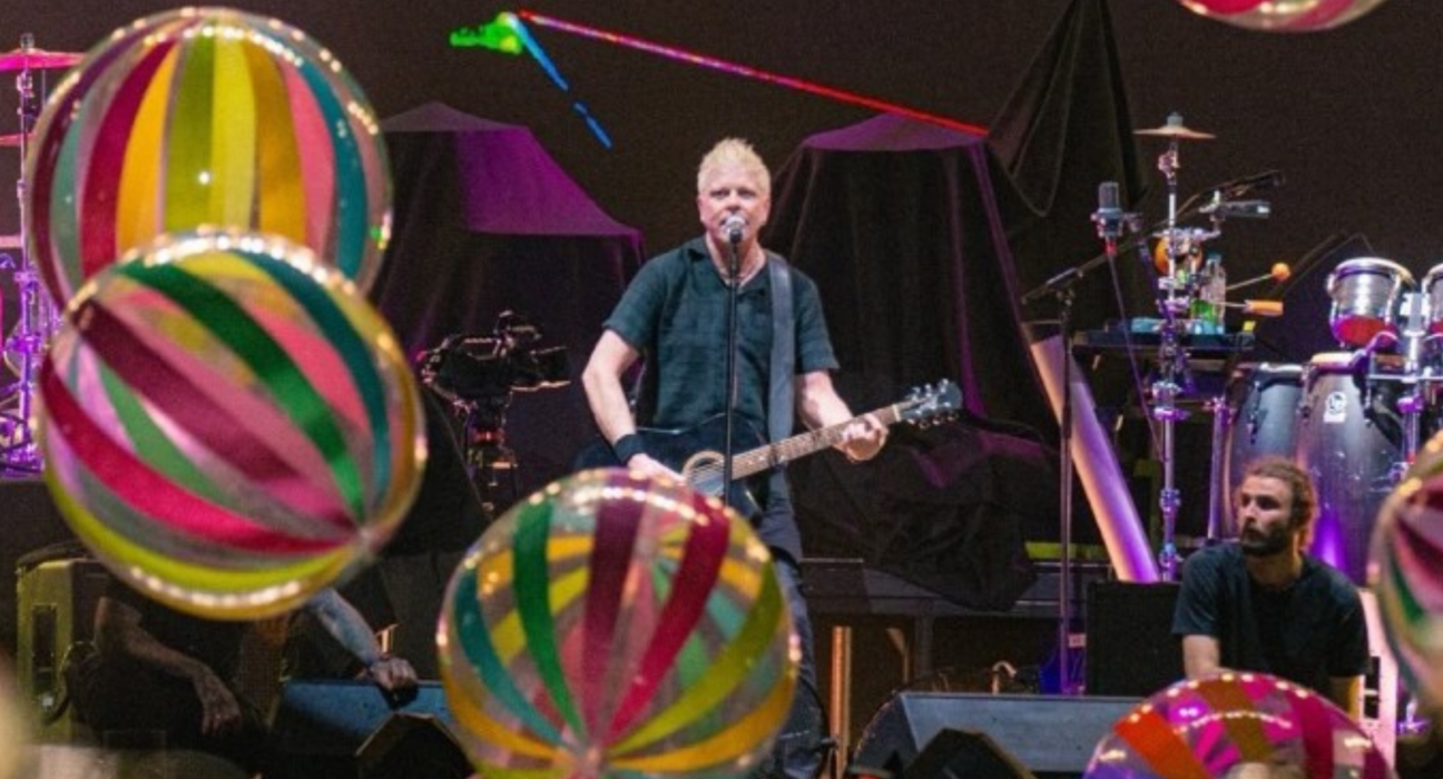 Dexter Holland, vocalista do Offspring, em show no estádio San , em Lima, no Peru | 12.mar.2024/Divulgação