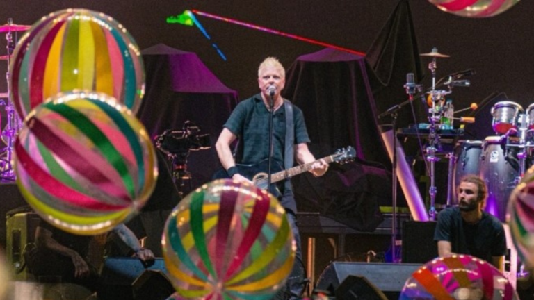 Dexter Holland, vocalista do Offspring, em show no estádio San , em Lima, no Peru | 12.mar.2024/Divulgação