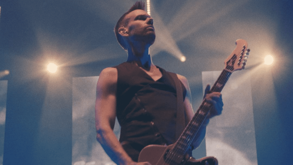 Stefan Olsdal, guitarrista e baixista do Placebo, em show no Palacio de los Deportes, na Cidade do México | 17.abr.2023/Divulgação