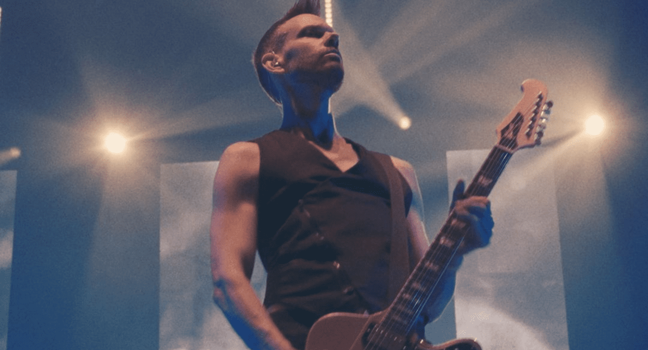 Stefan Olsdal, guitarrista e baixista do Placebo, em show no Palacio de los Deportes, na Cidade do México | 17.abr.2023/Divulgação