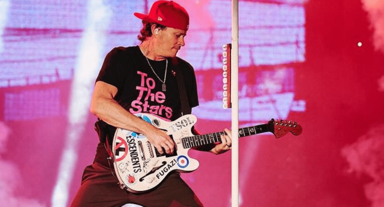 Vocalista e guitarrista Tom DeLonge, do Blink-182, em show no Lollapalooza Argentina, no hipódromo de San Isidro, em Buenos Aires | 16.mar.2024/Divulgação