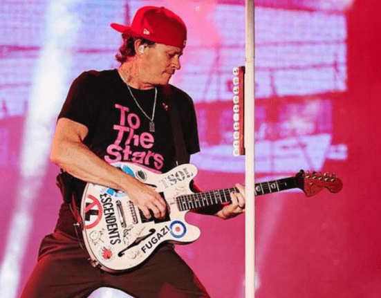 Vocalista e guitarrista Tom DeLonge, do Blink-182, em show no Lollapalooza Argentina, no hipódromo de San Isidro, em Buenos Aires | 16.mar.2024/Divulgação