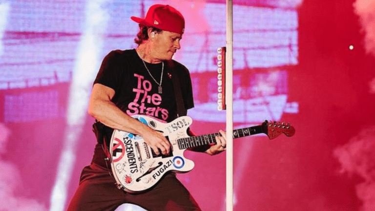 Vocalista e guitarrista Tom DeLonge, do Blink-182, em show no Lollapalooza Argentina, no hipódromo de San Isidro, em Buenos Aires | 16.mar.2024/Divulgação