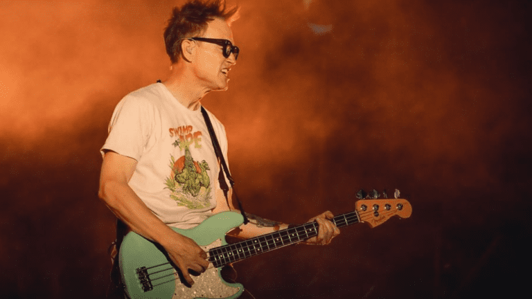 Baixista Mark Hopus, do Blink-182, em show no Lollapalooza Argentina, no hipódromo de San Isidro, em Buenos Aires | 16.mar.2024/Divulgação