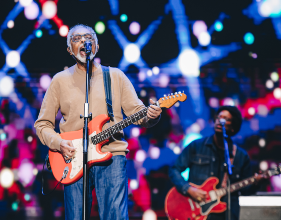 Gilberto Gil se apresenta no palco Samsung Galaxy, no Lollapalooza, no autódromo de Interlagos, em São Paulo | Camila Cara - 24.mar.2024/Divulgação