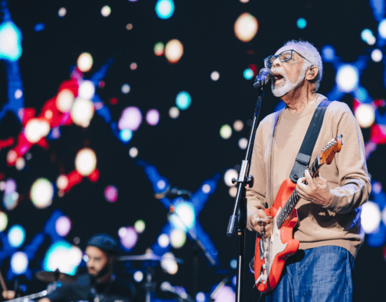 Gilberto Gil se apresenta no palco Samsung Galaxy, no Lollapalooza, no autódromo de Interlagos, em São Paulo | Camila Cara - 24.mar.2024/Divulgação