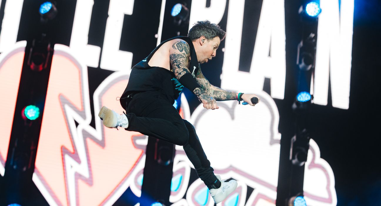 Vocalista Pierre Bouvier em show do Simple Plan durante a I Wanna Be Tour, no Allianz Parque, em São Paulo | 2.mar.2024/Flashbang/Divulgação