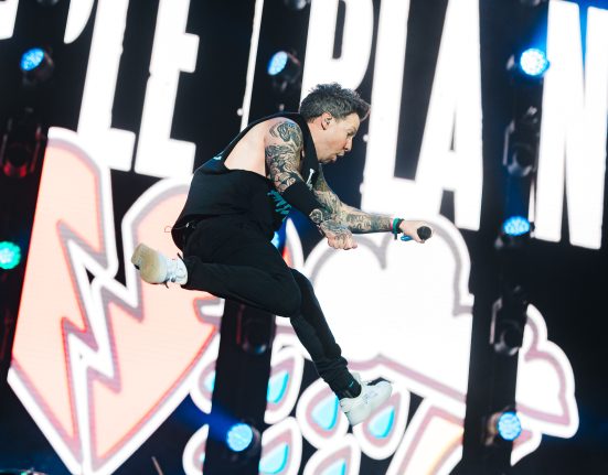 Vocalista Pierre Bouvier em show do Simple Plan durante a I Wanna Be Tour, no Allianz Parque, em São Paulo | 2.mar.2024/Flashbang/Divulgação