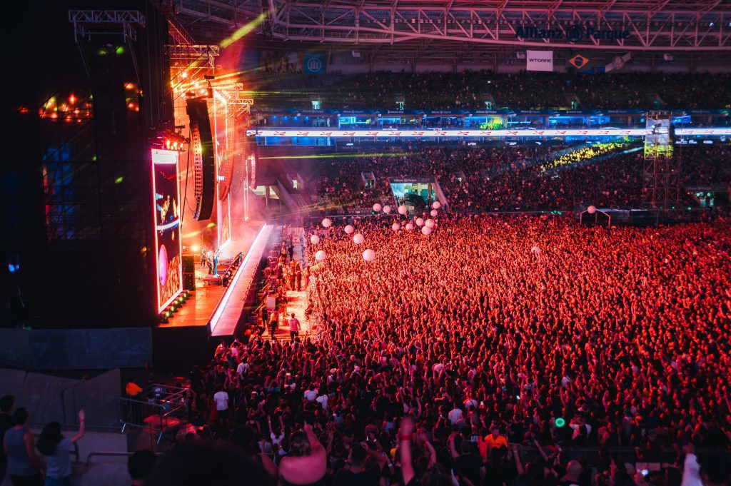 Público assiste ao show do Simple Plan durante a I Wanna Be Tour, no Allianz Parque, em São Paulo | 2.mar.2024/Flashbang/Divulgação