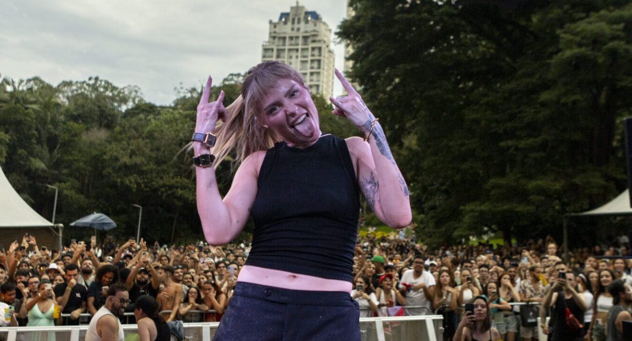 Cantora Luísa Sonza em evento de pocket show no parque Burle Marx, na zona sul de São Paulo | Lethicia Galo - 17.mar.2024/Divulgação