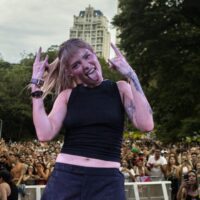 Cantora Luísa Sonza em evento de pocket show no parque Burle Marx, na zona sul de São Paulo | Lethicia Galo - 17.mar.2024/Divulgação