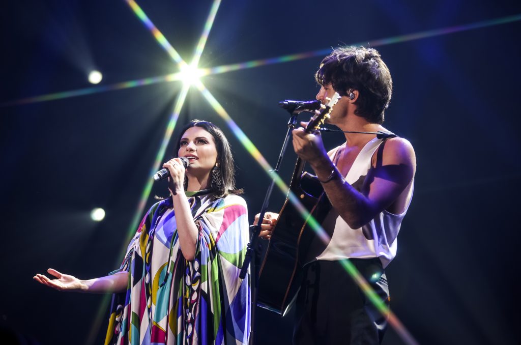 Italiana Laura Pausini (esq.) recebe o brasileiro Tiago Iorc em show no Espaço Unimed (zona oeste de São Paulo) | Julia Gabriel de Magalhães - 2.mar.2024/Divulgação